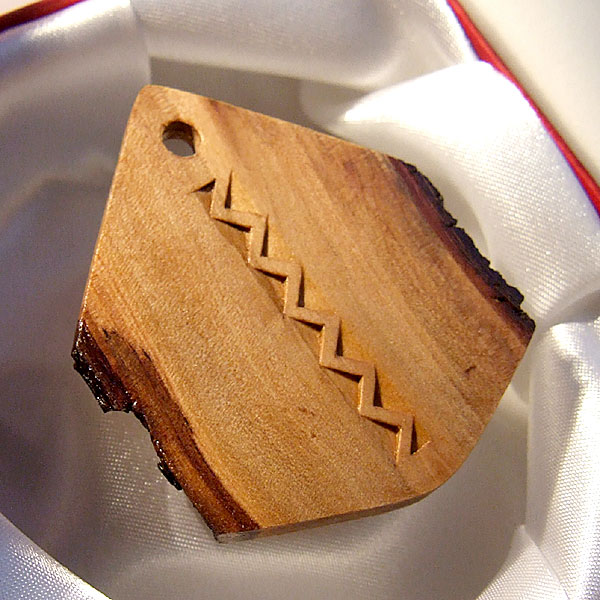 Wolf tooth line patterned pendant