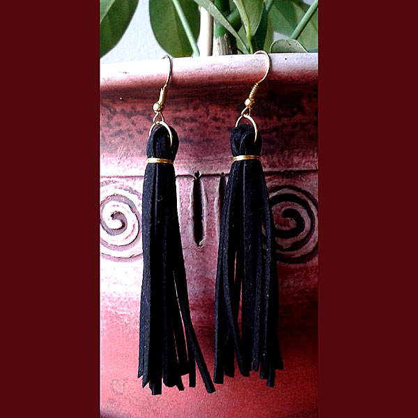 Black leather hanging earrings